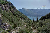 Lago di Garda. La Valle del Singol che risale i monti alle spalle di Limone sul Garda. 